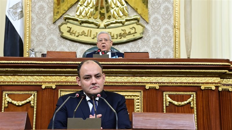 وزير الصناعة في مواجهة
