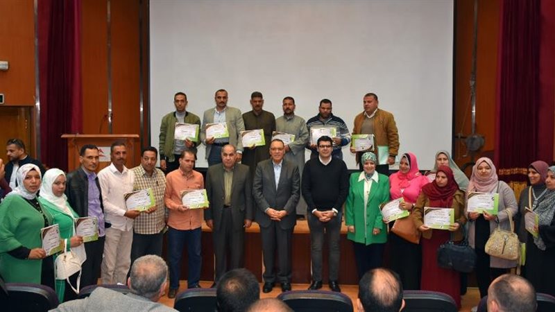 تكريم 122 من العاملين