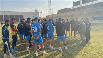 رئيس المقاولون العرب يحفز اللاعبين قبل مواجهة بيراميدز