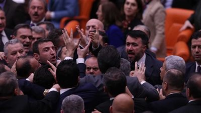 انتهت داخل الرعاية المركزة، فيديو يظهر مشاجرة تحت قبة البرلمان التركي