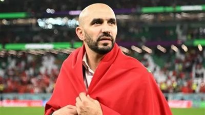 بعد الفوز على البرتغال، الركراكي يصعد للمدرجات لتحية والدته (فيديو) 