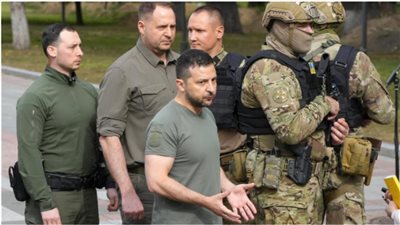 زيلينسكي يتفقد قوات أوكرانيا قرب الجبهة الشرقية ويؤكد: شعبنا سيلتقي في جزيرة القرم