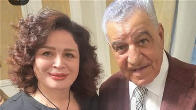 زاهي حواس يتسلم وسامًا من