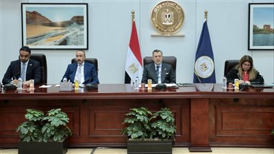 وزير السياحة والآثار يجتمع مع ممثلي اللجنة النقابية للعاملين بهيئة التنشيط