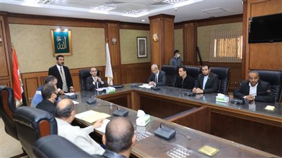 نائب محافظ سوهاج يعقد اجتماعا مع مديري المراكز التكنولوجية