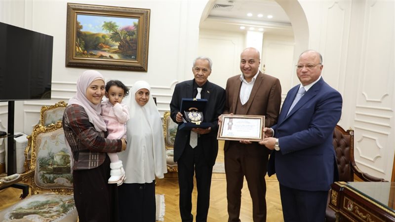 محافظ القاهرة يكرم