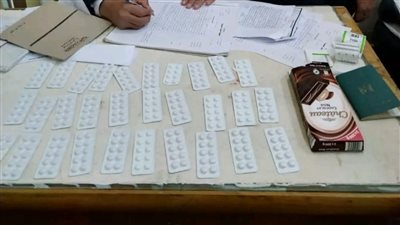 ضبط أقراص مخدرة داخل علبة شيكولاته بحوزة راكب بمطار القاهرة