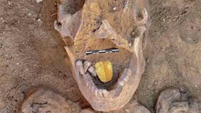 خبير أثري يكشف سر وضع تمائم من رقائق الذهب على شكل ألسنة الموتى 