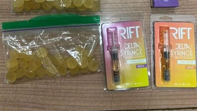 إحباط تهريب حلوى بالمخدرات بحوزة راكب بمطار القاهرة 