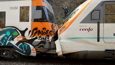 إصابة 155 شخصا في تصادم قطارين بإسبانيا بالصور