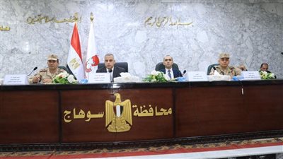 محافظ سوهاج يناقش مشروعات المبادرة الرئاسية حياة كريمة 