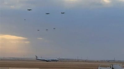 سرب مقاتلات سعودية يرافق طائرة الرئيس الصيني بمطار الرياض بالفيديو