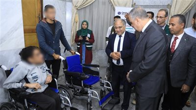 محافظ سوهاج يسلم الأجهزة التعويضية لذوي الهمم بالصور 