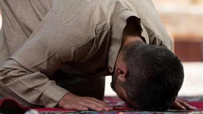 ما حكم ترك مكان العمل من أجل الصلاة في المسجد؟ الإفتاء تجيب