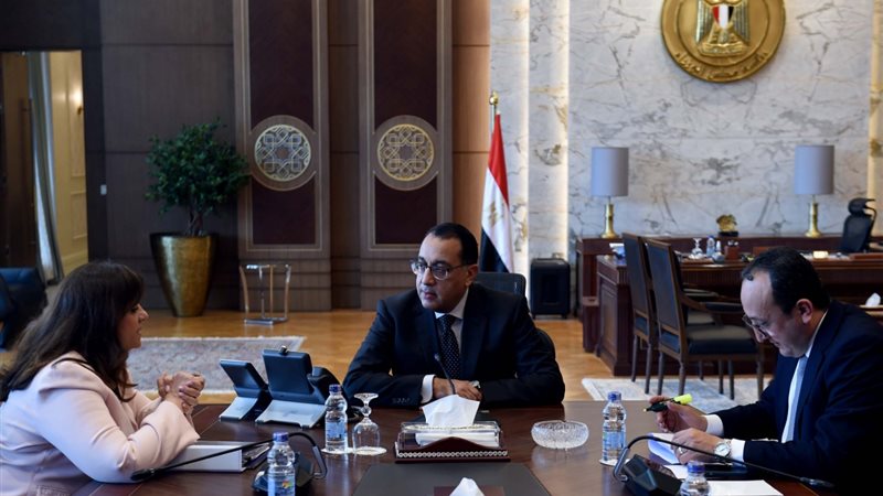 رئيس الوزراء ووزيرة