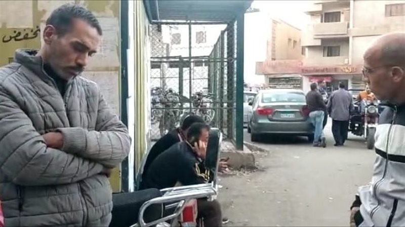 اهل الطفلة في انتظار