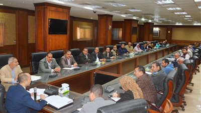 نائب محافظ سوهاج يعقد اجتماعا مع لجنة حوكمة أصول الدولة