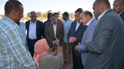 أهالي قرى النوبة يقدمون هدية تذكارية لوزير التنمية المحلية