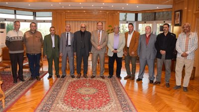 رئيس جامعة حلوان يشيد بدور اللجنة النقابية للعاملين في دعم الجهاز الإداري