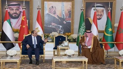 3 صور ترصد وصول السيسي إلى الرياض للمشاركة في القمة العربية الصينية 