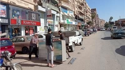 إزالة 97 إعلانا مخالفا من شوارع الشرقية