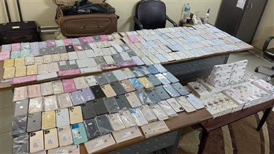 ضبط عدد كبير من الهواتف المحمولة والساعات الذكية بمنفذ أرقين صور