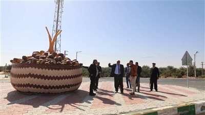 محافظ الوادي الجديد يتابع أعمال تطوير مدخل وميدان مطار الخارجة