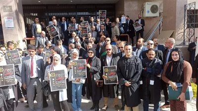 الفاتورة الإلكترونية، وقفة صامتة لمحامي الإسماعيلية رفضا لقرار مصلحة الضرائب بالصور