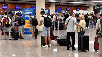 مكر امرأة وسذاجة طيار.. مهاجرون ينفذون خطة الهروب الكبير بمطار إسباني