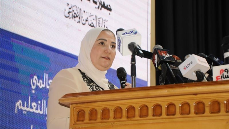 نيفين القياج وزيرة