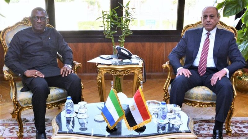 وزير الطيران خلال
