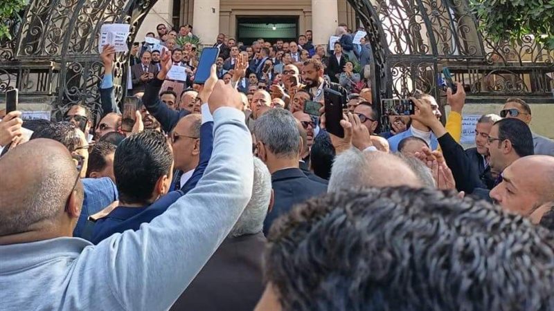 محامين يحتجون ضد