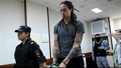 بوساطة سعودية إماراتية.. الدبلوماسية العربية تنهي أزمة السجناء بين أمريكا وروسيا 