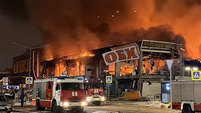 حريقان ضخمان في مركز تجاري ومصنع للإطارات بروسيا (فيديو)