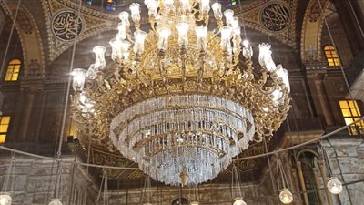 انتهاء أعمال ترميم النجفة الرئيسية لجامع محمد علي بالقلعة (صور)