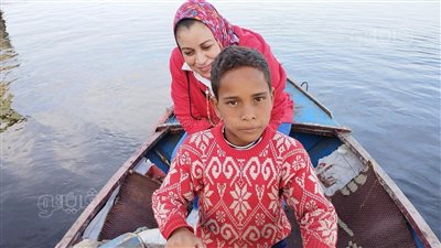 شقيانين من يومنا والله، قصة كفاح طفلين يبحثان عن لقمة العيش وسط أسماك الكهرباء (فيديو وصور)