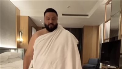 المغني العالمي دي جي خالد يؤدي مناسك العمرة (فيديو) 