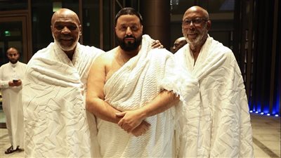 لحظة بكاء المغني العالمي دي جي خالد أثناء أدائه مناسك العمرة (فيديو)