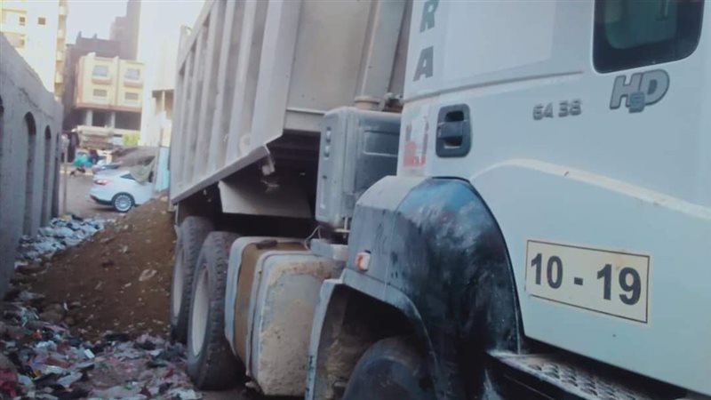 ضبط سيارة تلقي أتربة