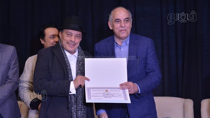الضاحك الباكي، فيتو