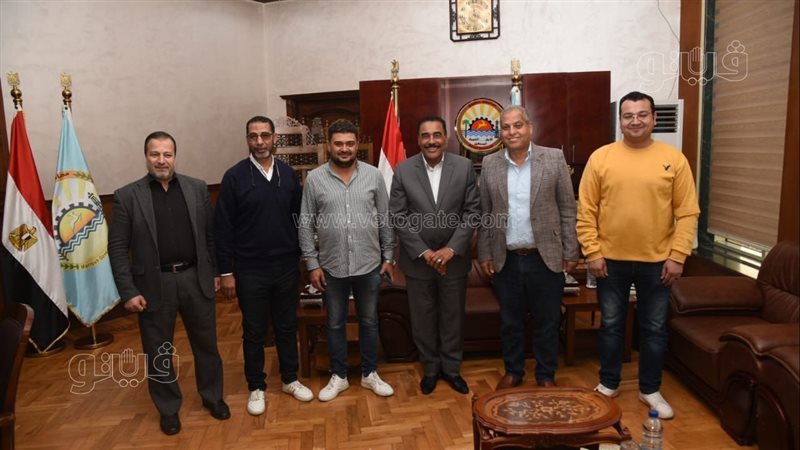 محافظ مطروح وفريق