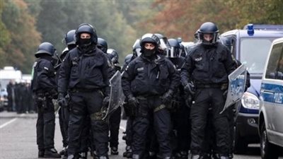 محتجز الرهائن في ألمانيا يطلب فدية بالملايين للإفراج عنهم 