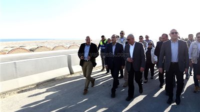 رئيس الوزراء يتفقد أعمال تطوير طريق السويس - العين السخنة بمنطقة عتاقة (صور)