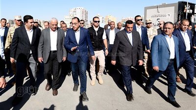 مدبولي يتفقد المحال التجارية بمساكن 24 أكتوبر والتوفيقية بالسويس (صور)