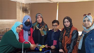 طلاب يبتكرون عربة آلية ذكية صديقة للبيئة ببنها