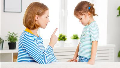 استشاري تربوي يكشف كيفية تعزيز الإيجابيات عند الأطفال وتنمية مهاراتهم (فيديو)