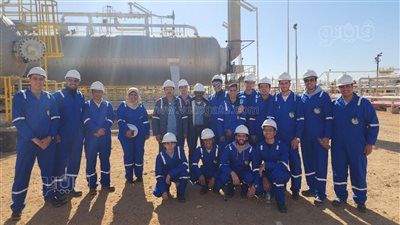 طلاب علوم بترول مطروح في زيارة لحقول مليحة بالصحراء الغربية (صور)