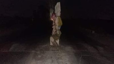 خيال مآتة، علامات إرشادية على طريق الموت بقنا تثير الجدل 