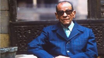 في عيد ميلاده الـ111.. محطات في حياة أديب نوبل نجيب محفوظ
