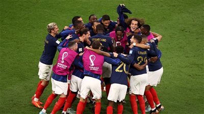 لاعبو فرنسا يحتفلون مع الجماهير بالتأهل لنصف نهائي كأس العالم 